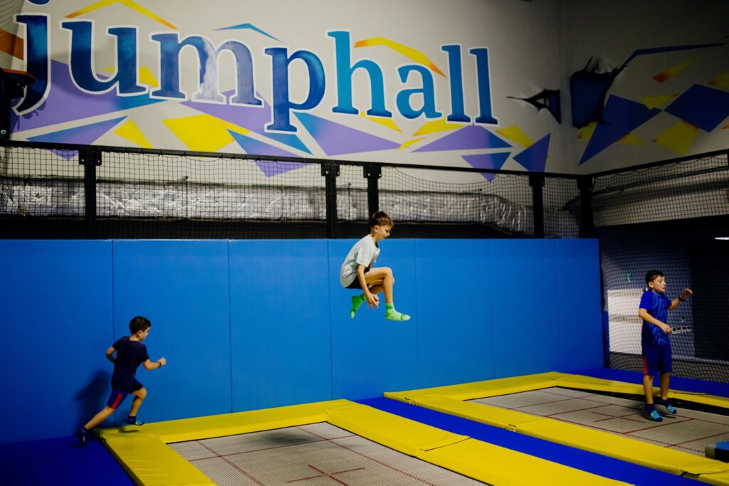 Zabierz dziecko na zajęcia akrobatyczne w Jump Hall Wrocław