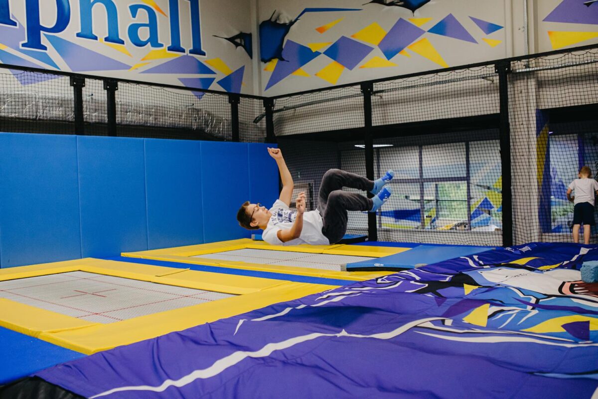 Jak uniknąć kontuzji podczas skakania na trampolinie