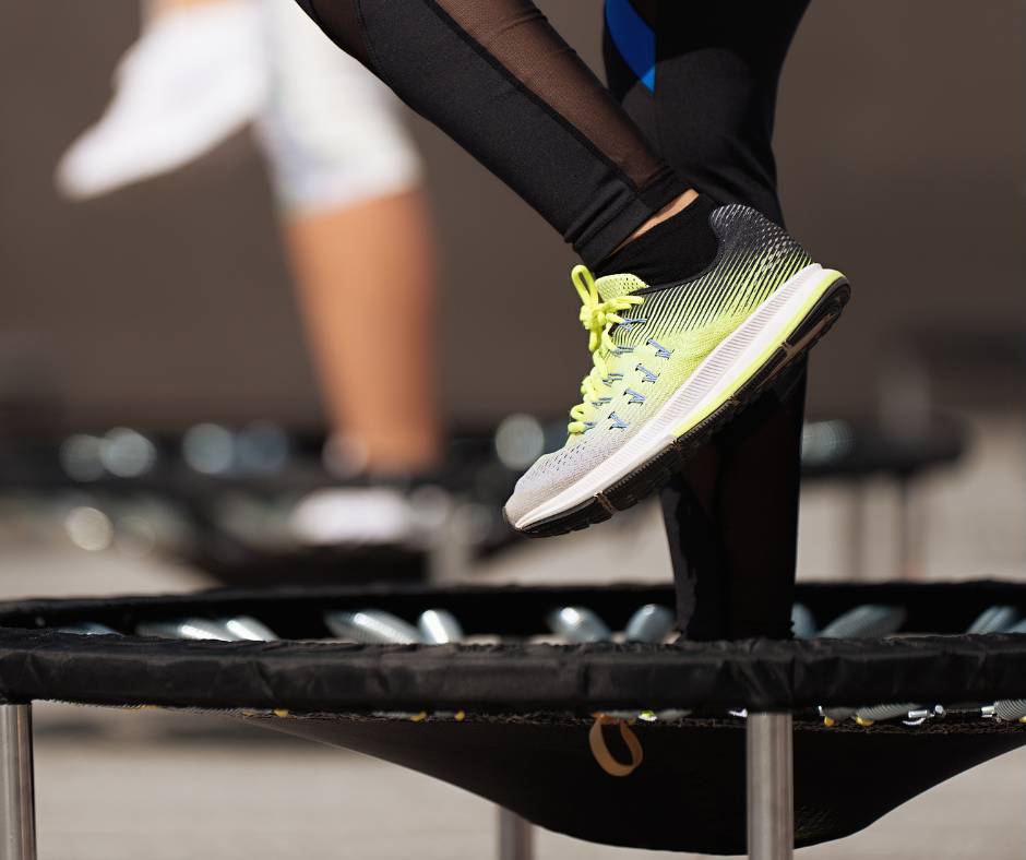 Jumping Fitness – na czym polegają dynamiczne zajęcia na trampolinach?