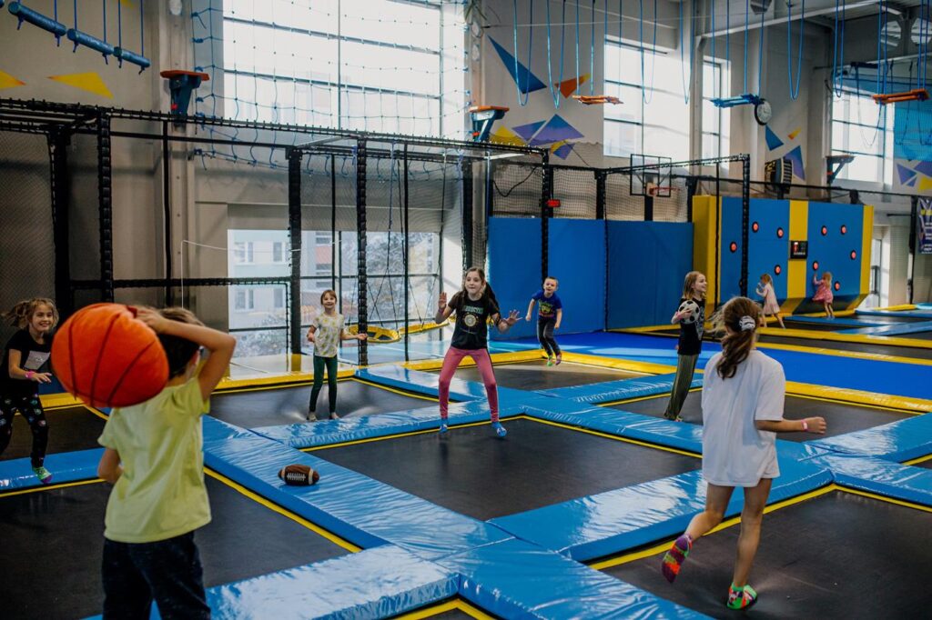 Co robić z&nbsp;dziećmi w parku trampolin – pomysły na wspólną zabawę
