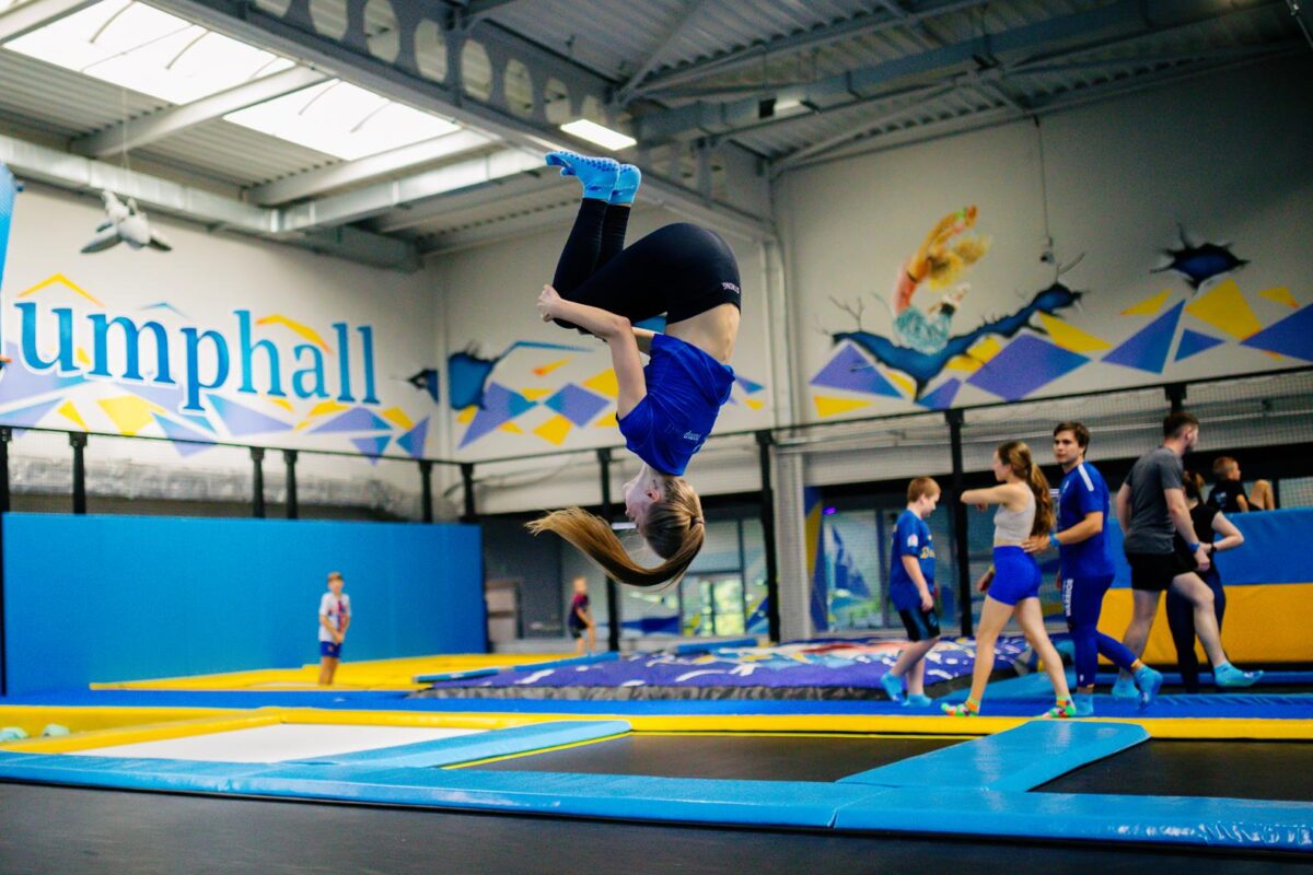 Bezpieczne upadanie na trampolinie – techniki, które warto znać