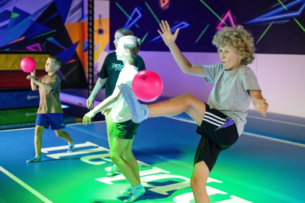 Interaktywna ściana we Wrocławiu – sprawdź swój refleks w Jump Hall!